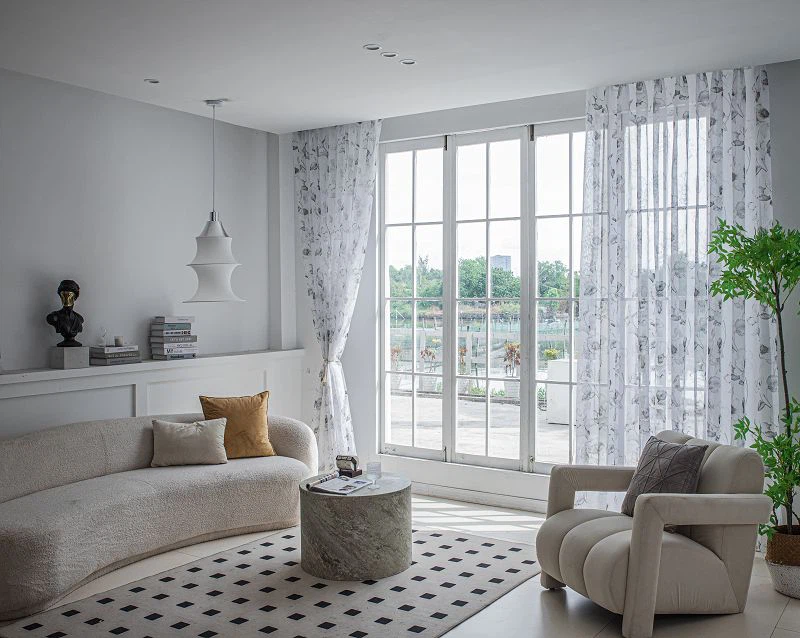 Ширма Doli FabricWindow із принтом півоній у золотистому центрі